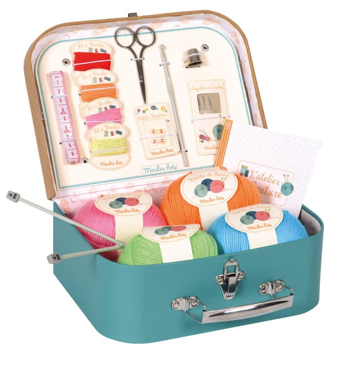 Suitcase of haberdashery equipment, the lid is open to display contents of wool balls, skeins of cotton, scissors, buttons and thimble - Moulin Roty 710 404