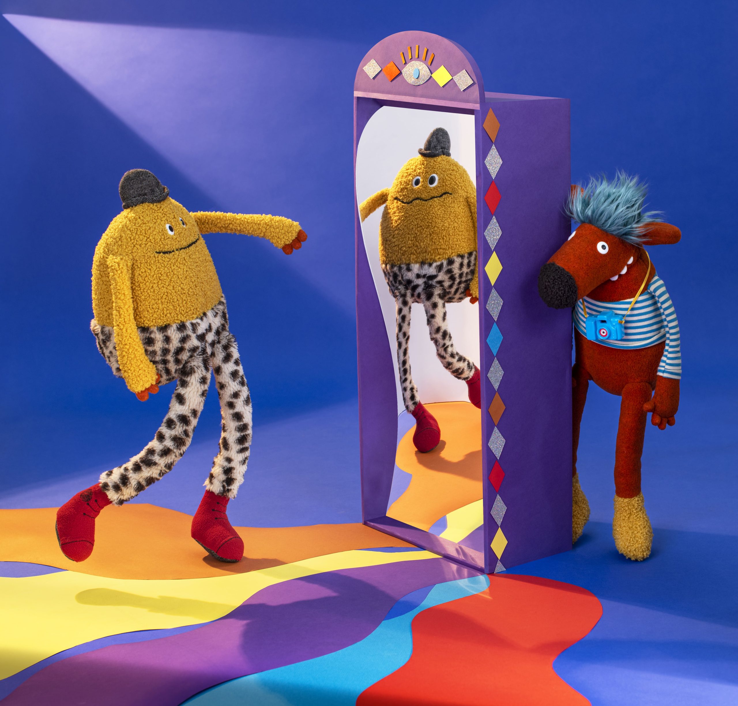 mouni in optical illusion mirror with pidou watching behind the mirror